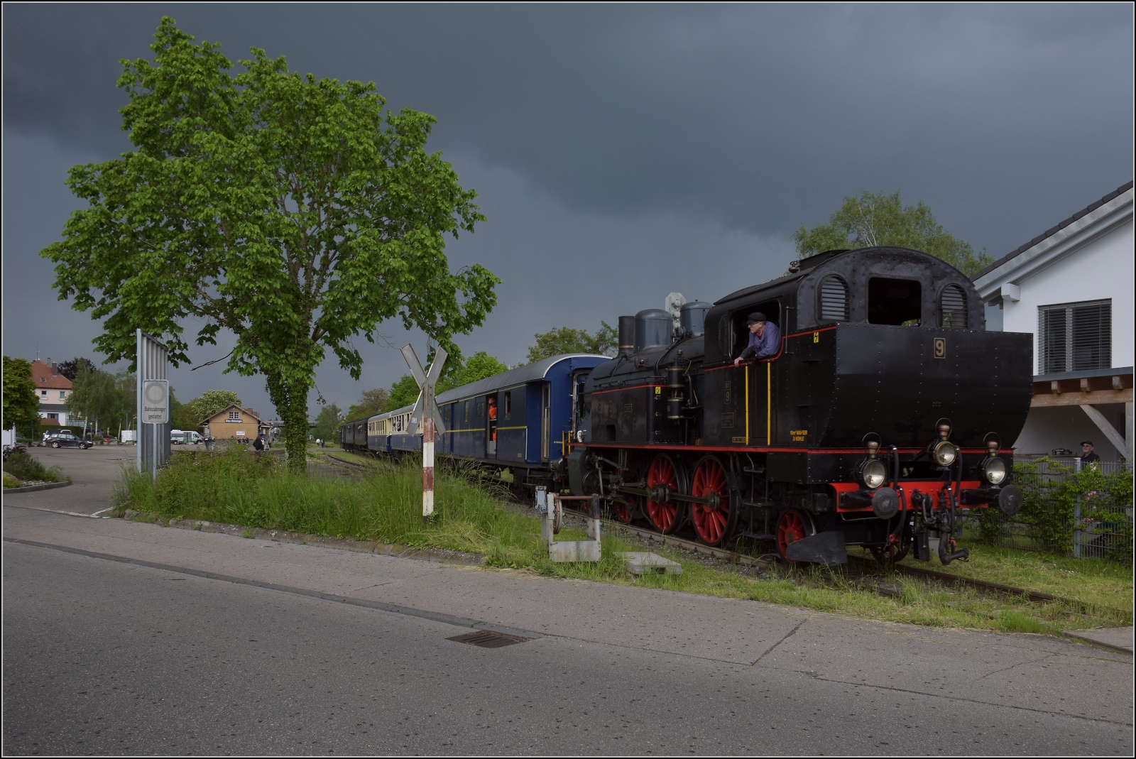 Seit 54 Jahren das erste durchgehende Personenzugpaar auf der Strecke Winterthur – Singen über Etzwilen.

Vorsichtig wird in Rielasingen der Bahnübergang von Eb 3/5 9 der BT überquert. Mai 2023.