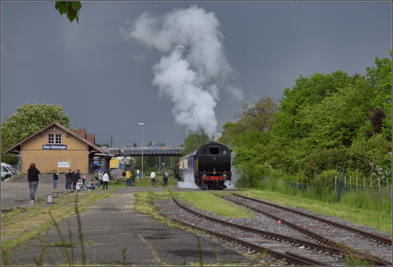 Seit 54 Jahren das erste durchgehende Personenzugpaar auf der Strecke Winterthur – Singen über Etzwilen.

Halt in Rielasingen vor drohender Gewitterkulisse mit Eb 3/5 9 der BT. Mai 2023.