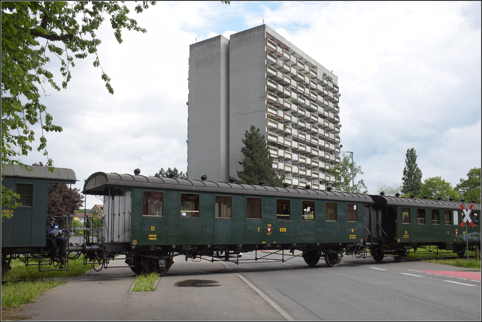 Seit 54 Jahren das erste durchgehende Personenzugpaar auf der Strecke Winterthur – Singen über Etzwilen.

C 6109 der DVZO am Bahnübergang Worblinger Straße. Singen, Mai 2023.