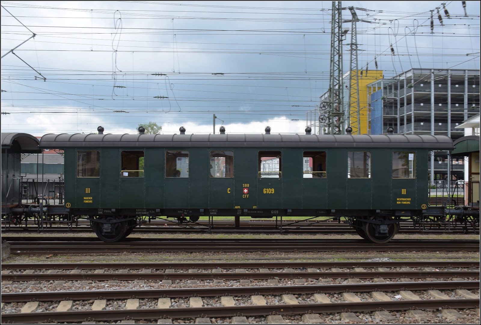 Seit 54 Jahren das erste durchgehende Personenzugpaar auf der Strecke Winterthur – Singen über Etzwilen.

C 6109 der DVZO bei Ausfahrt aus dem Bahnhof Singen. Mai 2023.