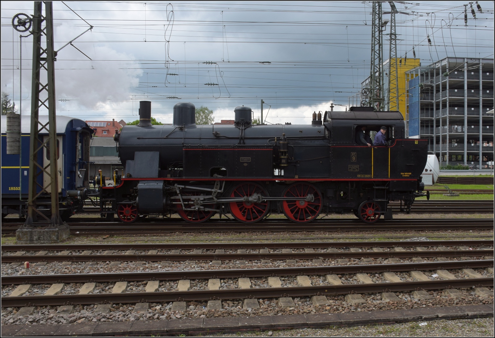 Seit 54 Jahren das erste durchgehende Personenzugpaar auf der Strecke Winterthur – Singen ber Etzwilen.

Los geht es fr diesen besonderen Zug vom Etzwiler Bahnsteig, gezogen von Eb 3/5 9 der BT. Singen, Mai 2023.