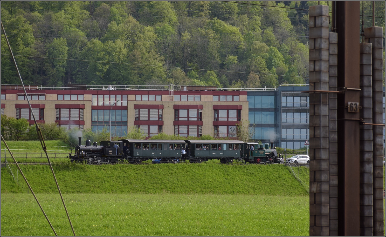 Shuttleservice beim Brauereifest Feldschlösschen. 

Das werkseigene Chnurrli E 2/2 5666 mit den Sihlthaler Plattform-Zweiachsern und E 3/3 8512 sind als Pendelzug unterwegs. Rheinfelden, April 2023.