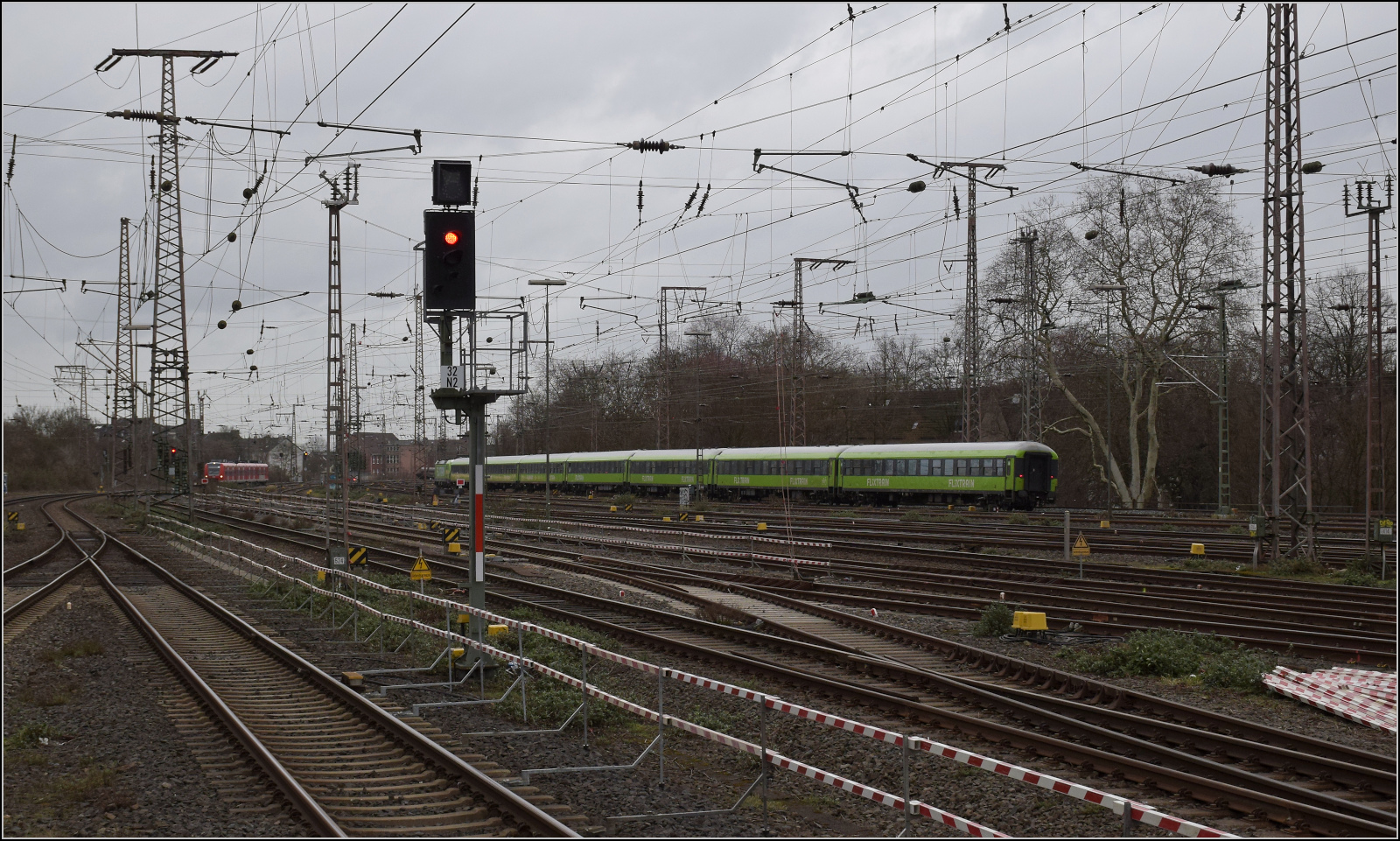 So zieht 193 443 von ELL den Flixtrain nordw�rts in die Ferne. Duisburg, Februar 2026.