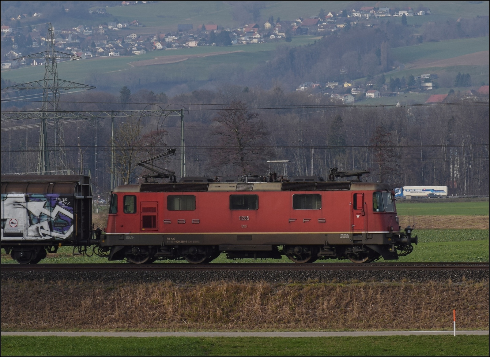 Solofahrerin Re 4/4 II 11285 bei Deitingen. Dezember 2023.