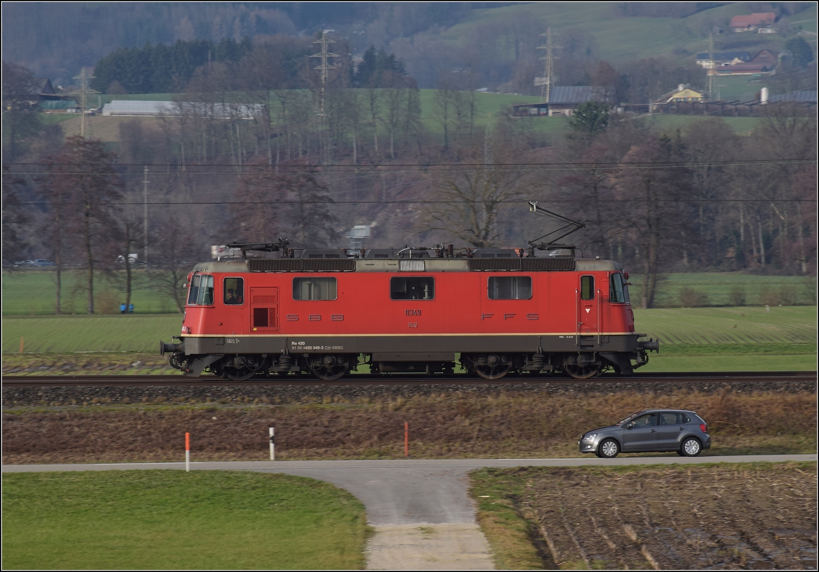 Solofahrerin Re 4/4 II 11349 bei Deitingen. Dezember 2023.