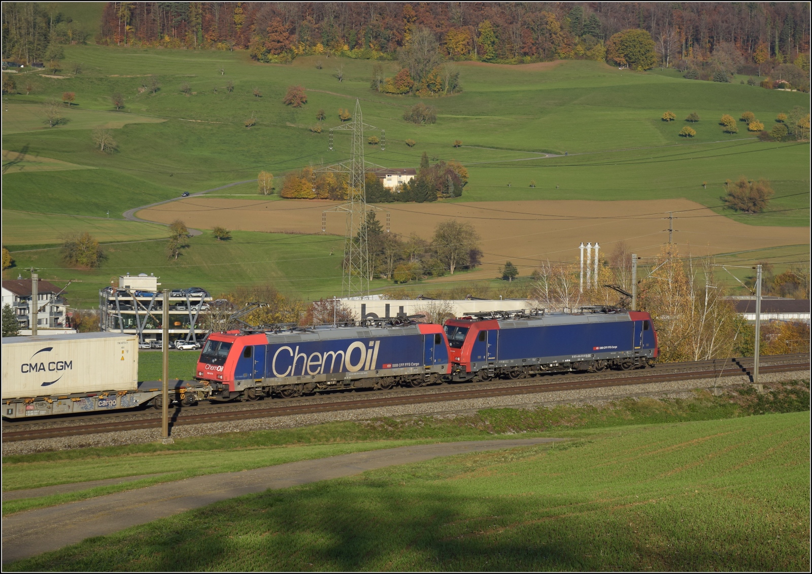 Sonnentag in Frick.

Ein Containerzug mit Re 484 013 und Re 484 014 'ChemOil' fährt zum Bözberg hoch. Frick, November 2024.