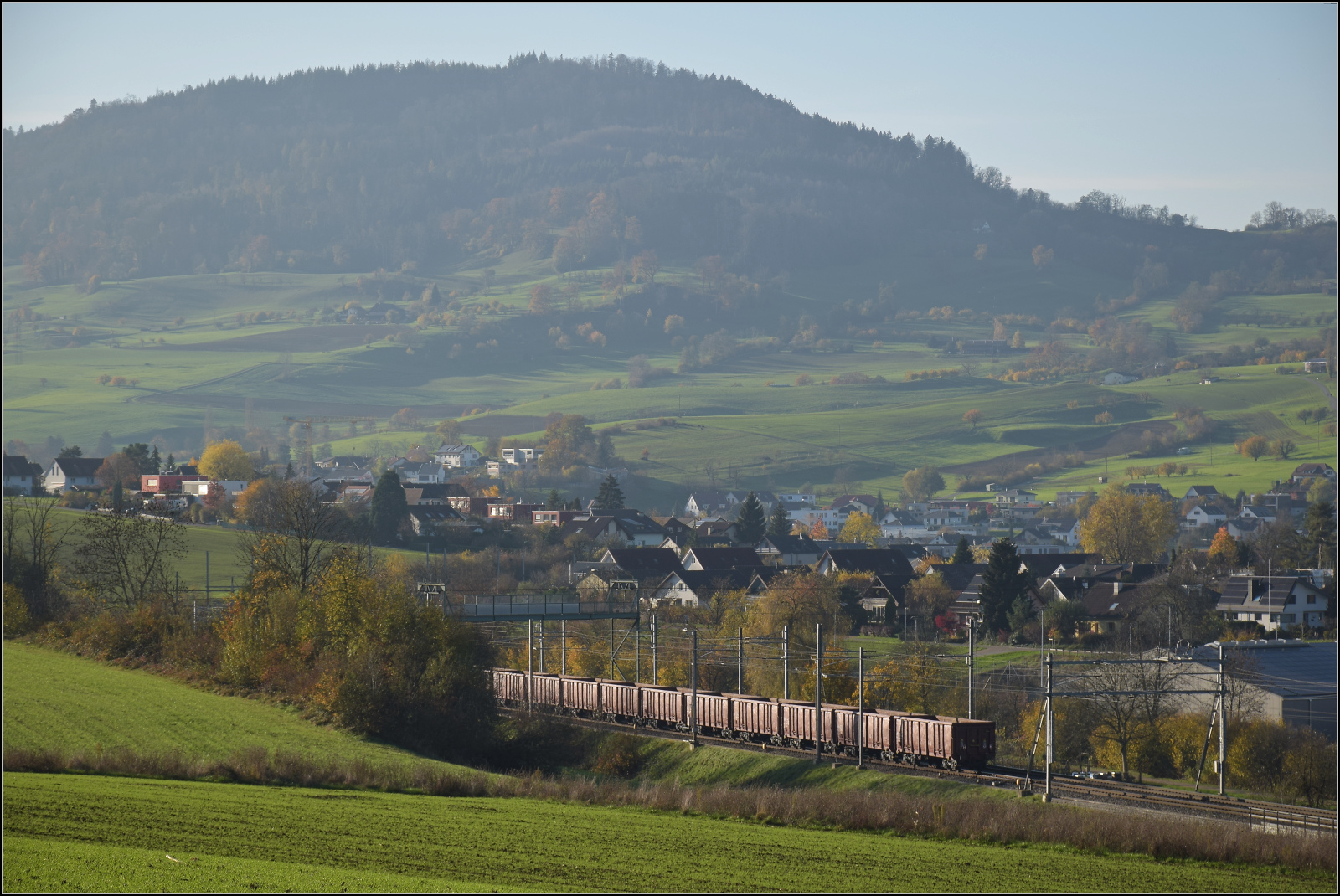 Sonnentag in Frick.

Leerer Rübenzug mit 186 452 und 186 910 und gepflegten wenn auch verbeulten offenen Güterwagen. Hier ein Blich auf die lange Schlange der Eas 066-Wagen von TSS Cargo. Frick, November 2024.