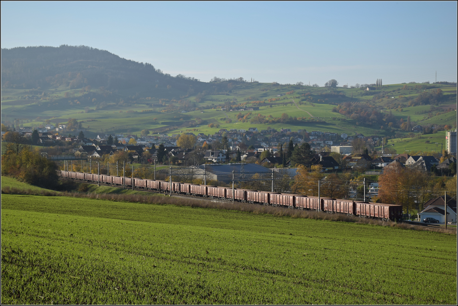 Sonnentag in Frick.

Leerer Rübenzug mit 186 452 und 186 910 und gepflegten wenn auch verbeulten offenen Güterwagen. Hier ein Blich auf die lange Schlange der Eas 066-Wagen von TSS Cargo. Frick, November 2024.