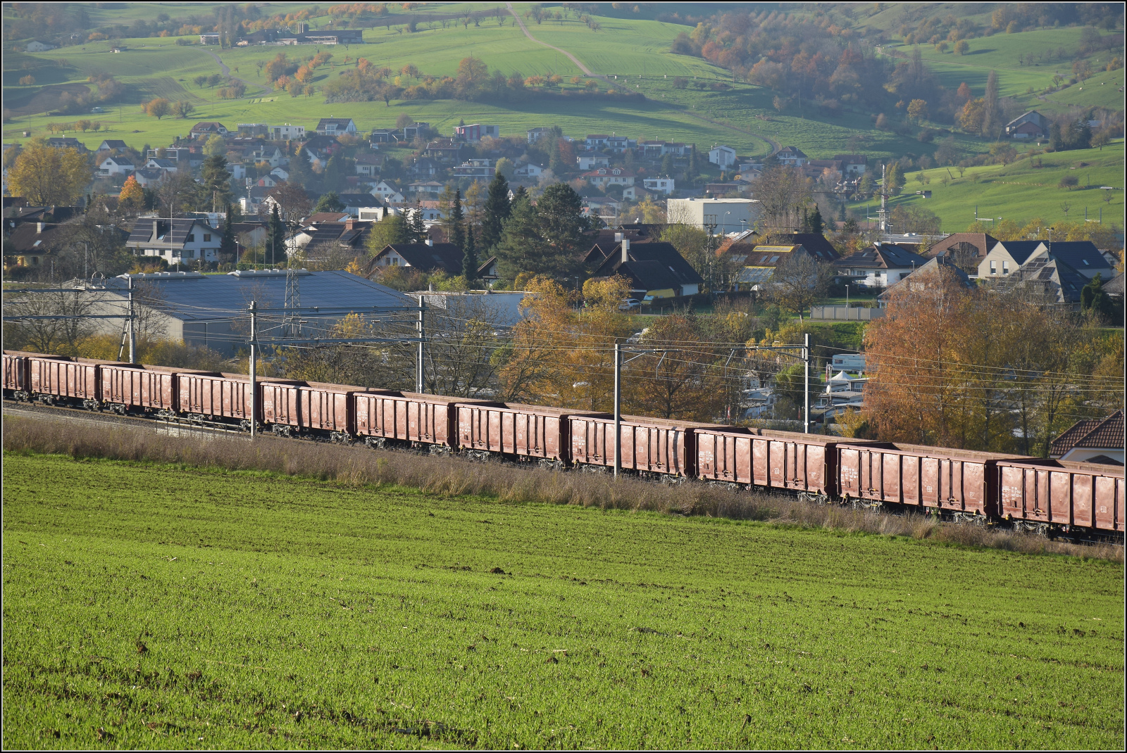 Sonnentag in Frick.

Leerer Rübenzug mit 186 452 und 186 910 und gepflegten wenn auch verbeulten offenen Güterwagen. Hier ein Blich auf die lange Schlange der Eas 066-Wagen von TSS Cargo. Frick, November 2024.