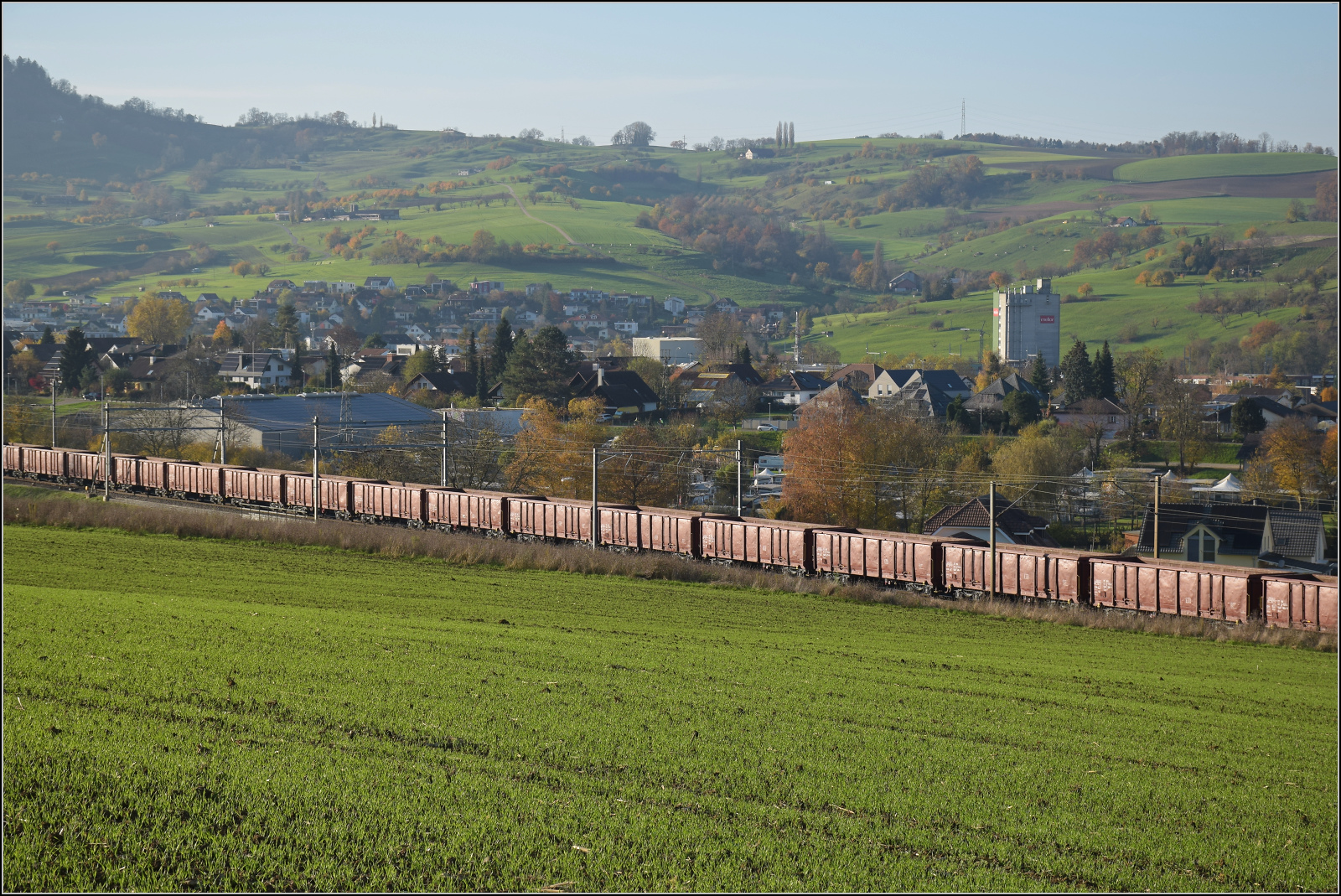 Sonnentag in Frick.

Leerer Rübenzug mit 186 452 und 186 910 und gepflegten wenn auch verbeulten offenen Güterwagen. Hier ein Blich auf die lange Schlange der Eas 066-Wagen von TSS Cargo. Frick, November 2024.