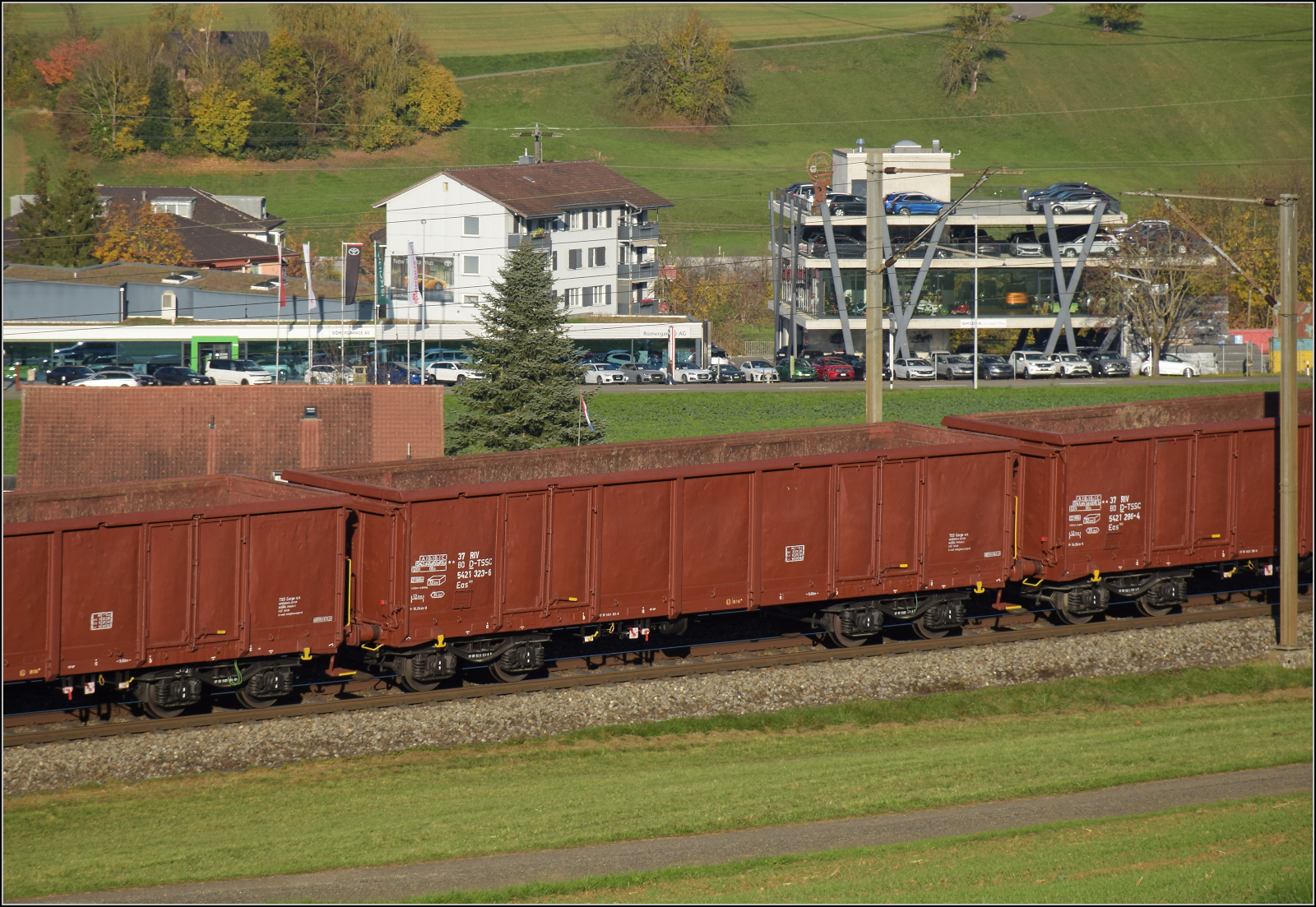 Sonnentag in Frick.

Leerer Rübenzug mit 186 452 und 186 910 und gepflegten wenn auch verbeulten offenen Güterwagen. Im Bild ist 37 80 5421 323-6 RIV D-TSSC Eas 066. Frick, November 2024.