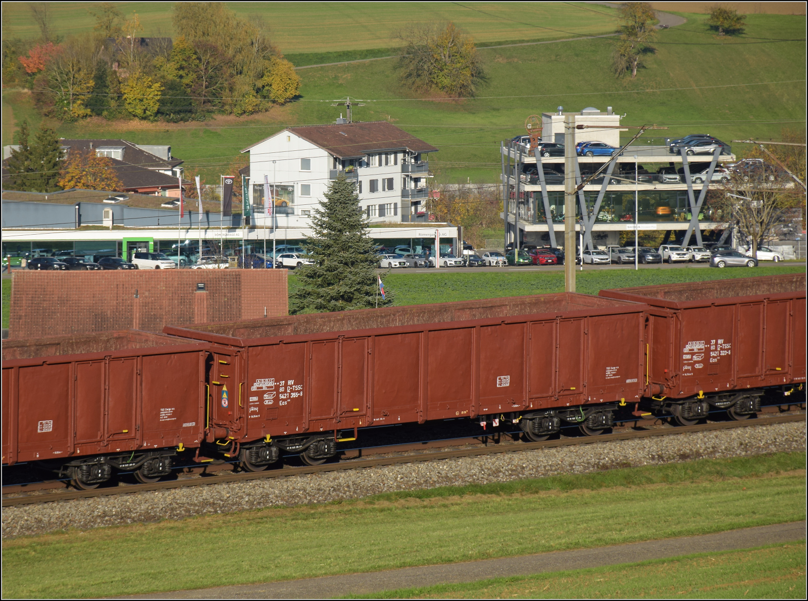 Sonnentag in Frick.

Leerer Rübenzug mit 186 452 und 186 910 und gepflegten wenn auch verbeulten offenen Güterwagen. Im Bild ist 37 80 5421 355-8 RIV D-TSSC Eas 066. Frick, November 2024.