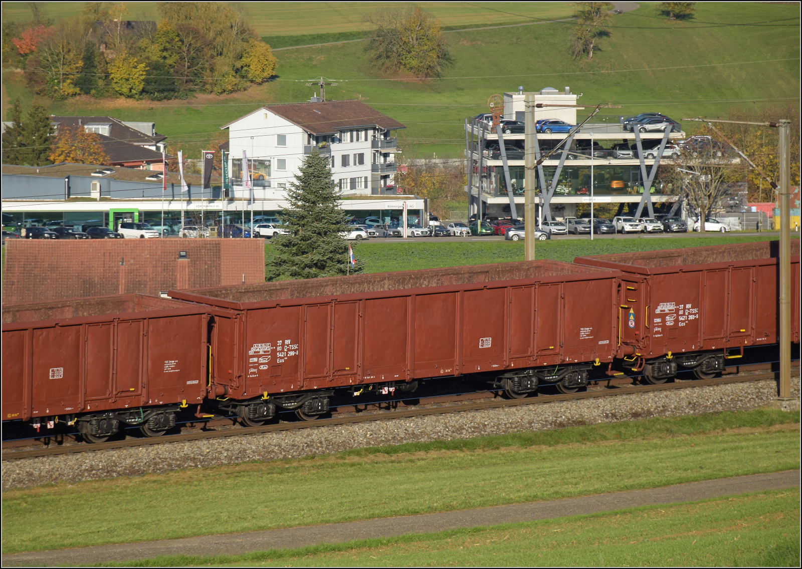 Sonnentag in Frick.

Leerer Rübenzug mit 186 452 und 186 910 und gepflegten wenn auch verbeulten offenen Güterwagen. Im Bild ist 37 80 5421 299-8 RIV D-TSSC Eas 066. Frick, November 2024.