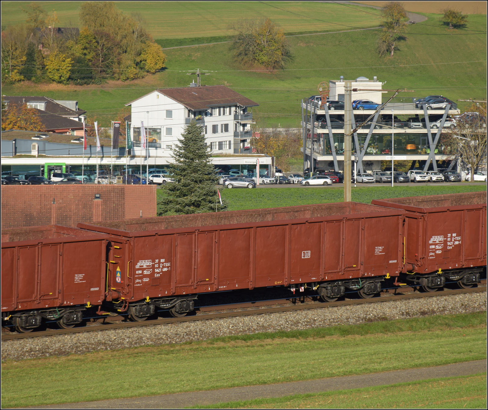 Sonnentag in Frick.

Leerer Rübenzug mit 186 452 und 186 910 und gepflegten wenn auch verbeulten offenen Güterwagen. Im Bild ist 37 80 5421 486-1 RIV D-TSSC Eas 066. Frick, November 2024.