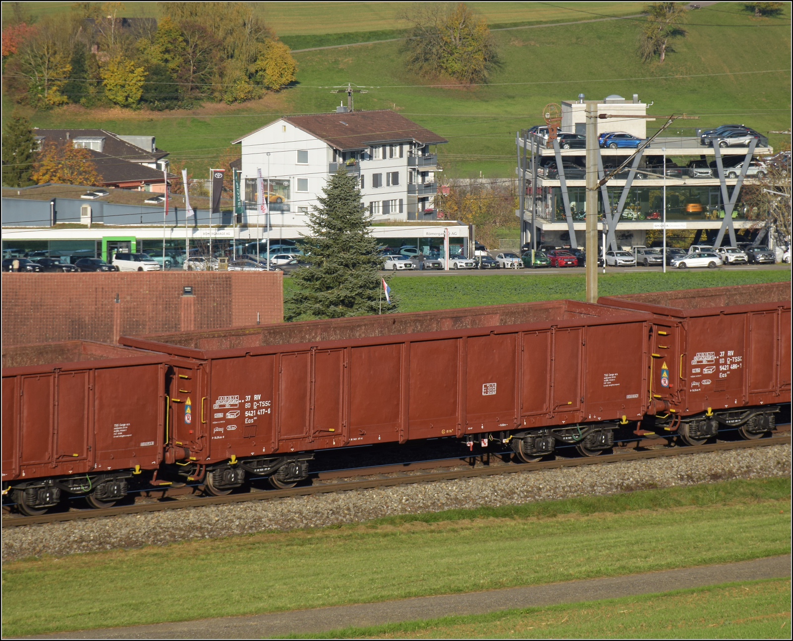 Sonnentag in Frick.

Leerer Rübenzug mit 186 452 und 186 910 und gepflegten wenn auch verbeulten offenen Güterwagen. Im Bild ist 37 80 5421 417-6 RIV D-TSSC Eas 066. Frick, November 2024.