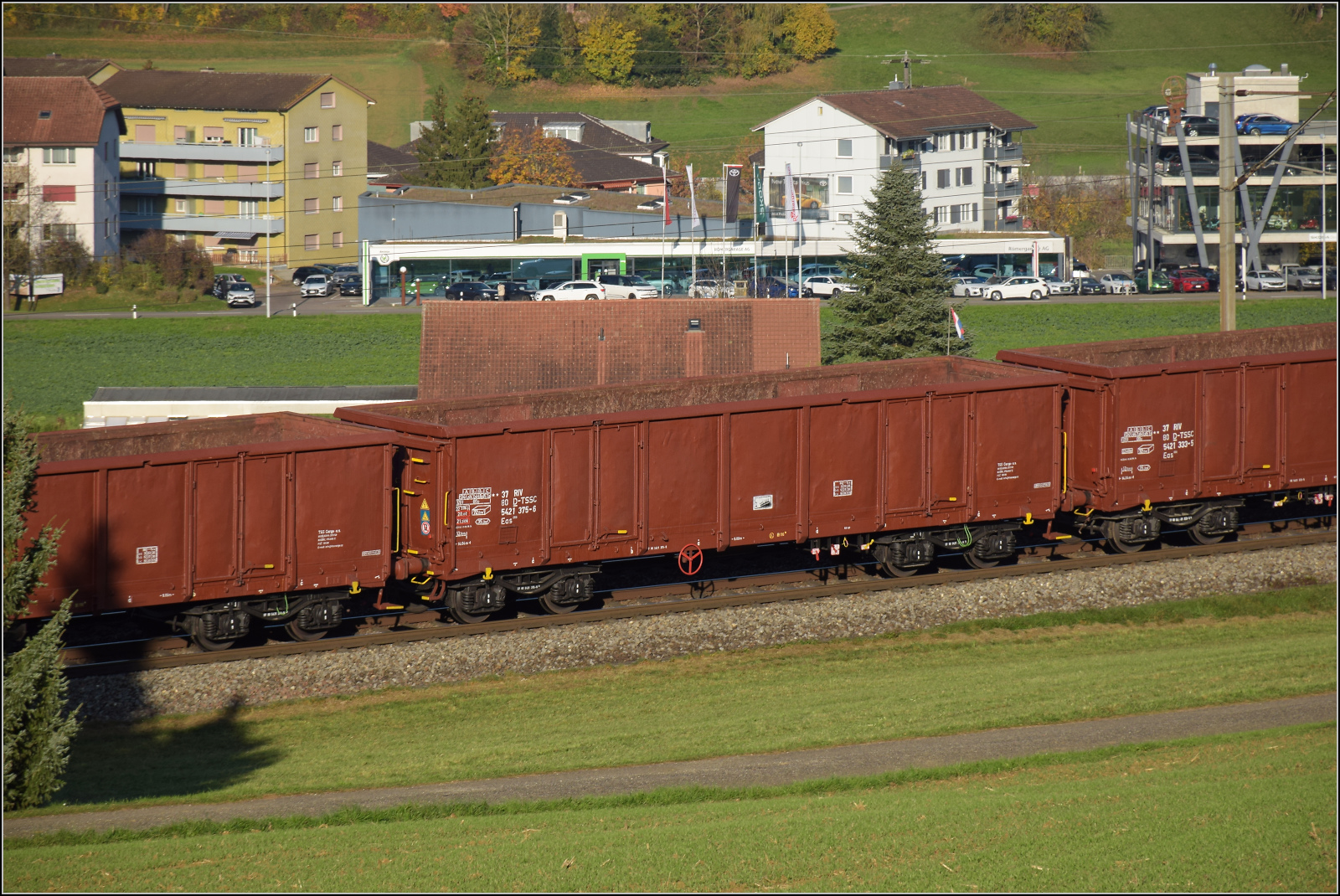 Sonnentag in Frick.

Leerer Rübenzug mit 186 452 und 186 910 und gepflegten wenn auch verbeulten offenen Güterwagen. Im Bild ist 37 80 5421 375-6 RIV D-TSSC Eas 066. Frick, November 2024.