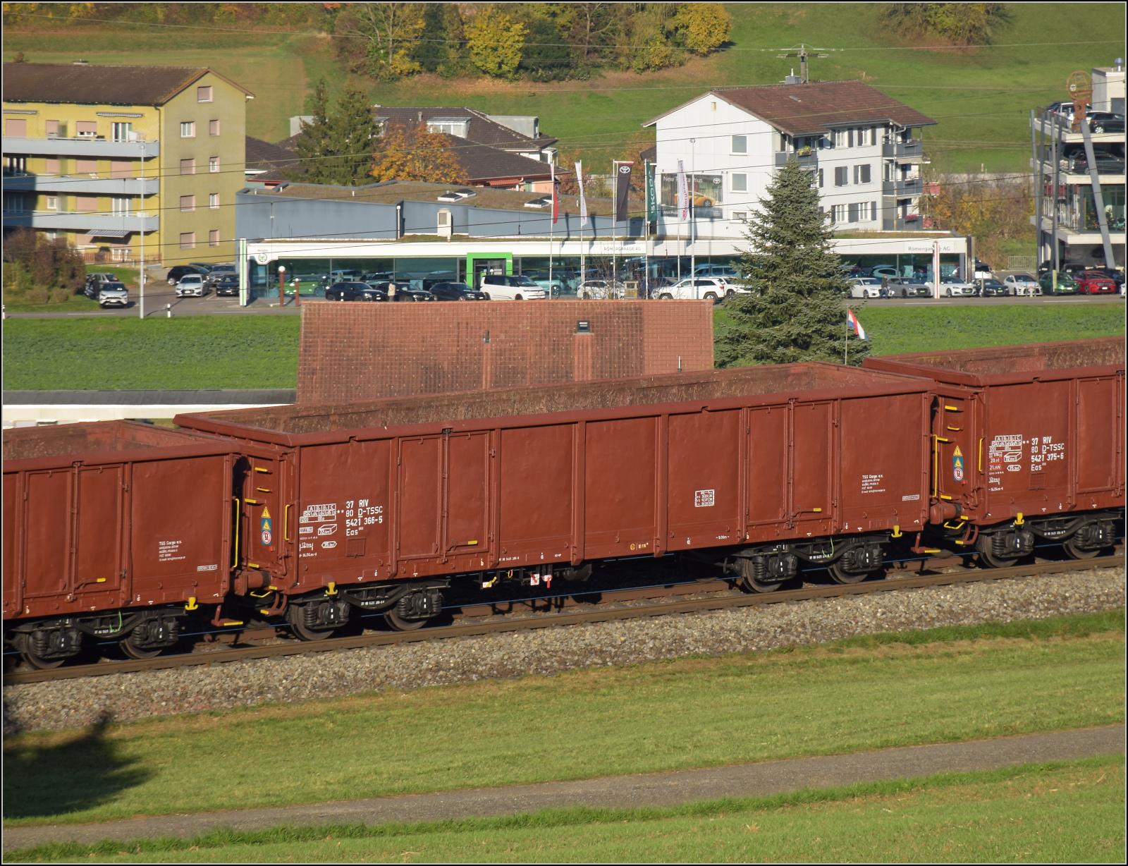 Sonnentag in Frick.

Leerer Rübenzug mit 186 452 und 186 910 und gepflegten wenn auch verbeulten offenen Güterwagen. Im Bild ist 37 80 5421 366-5 RIV D-TSSC Eas 066. Frick, November 2024.