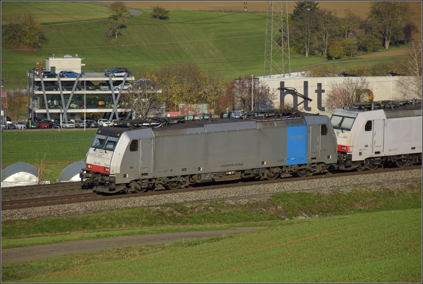 Sonnentag in Frick.

Leerer Rübenzug mit 186 452 von Railpool und 186 910 mit italienischer Registrierung von Akiem, eine der ehemaligen Crossrailloks. Frick, November 2024.