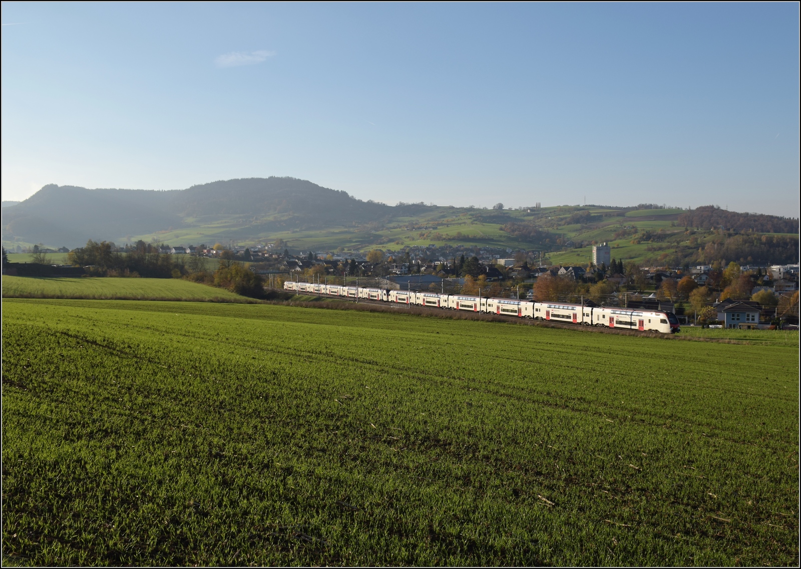 Sonnentag in Frick.

RABe 512 002 und RABe 512 018 auf dem Weg nach Zürich. Frick, November 2024.