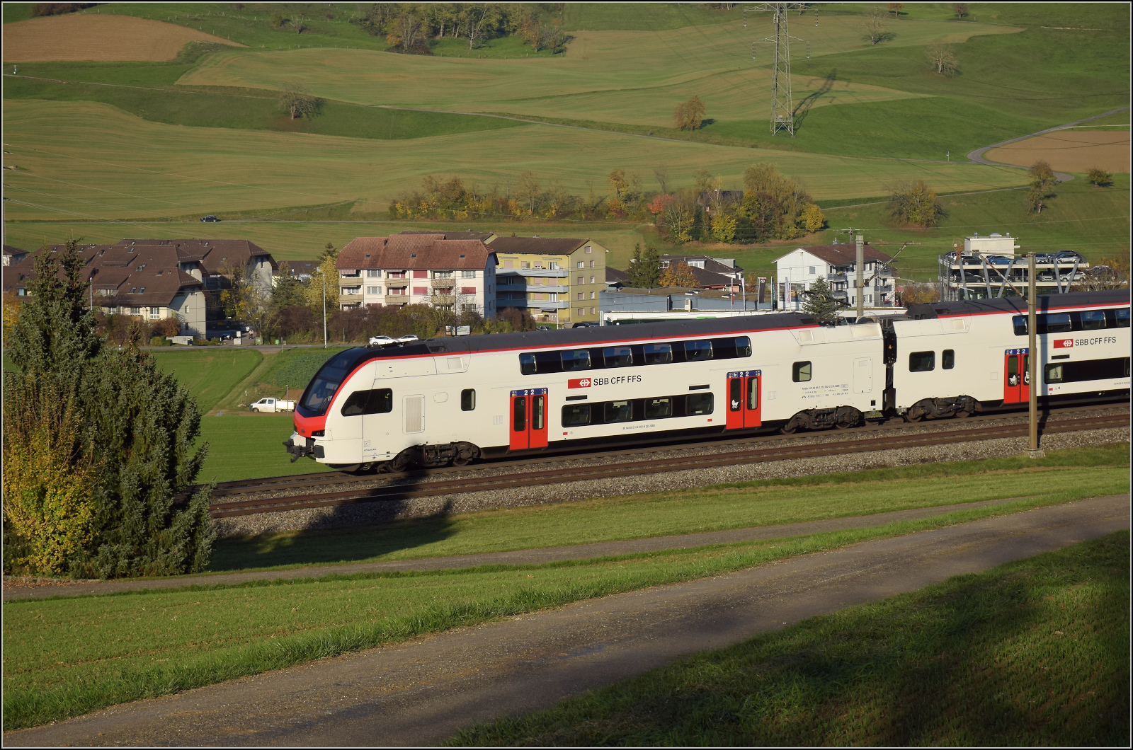 Sonnentag in Frick.

RABe 512 002, Wagen Bt 94 85 2 512 002-8 CH-SBB. Frick, November 2024.