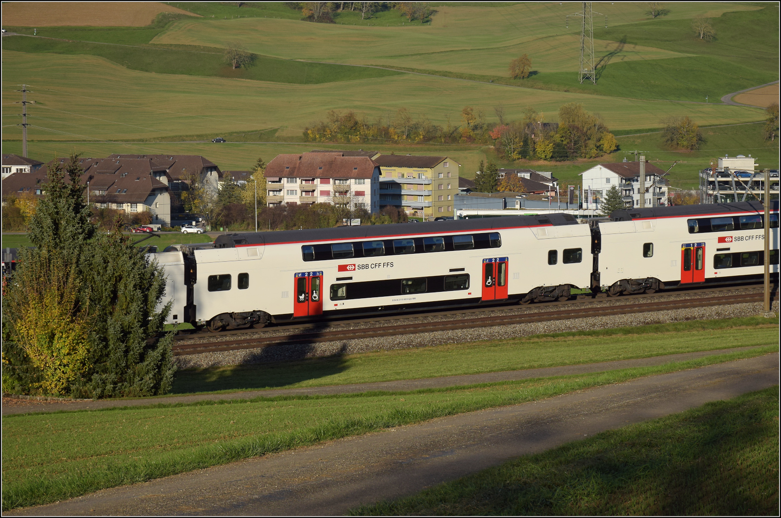 Sonnentag in Frick.

RABe 512 002, Wagen B 94 85 3 512 002-2 CH-SBB. Frick, November 2024.