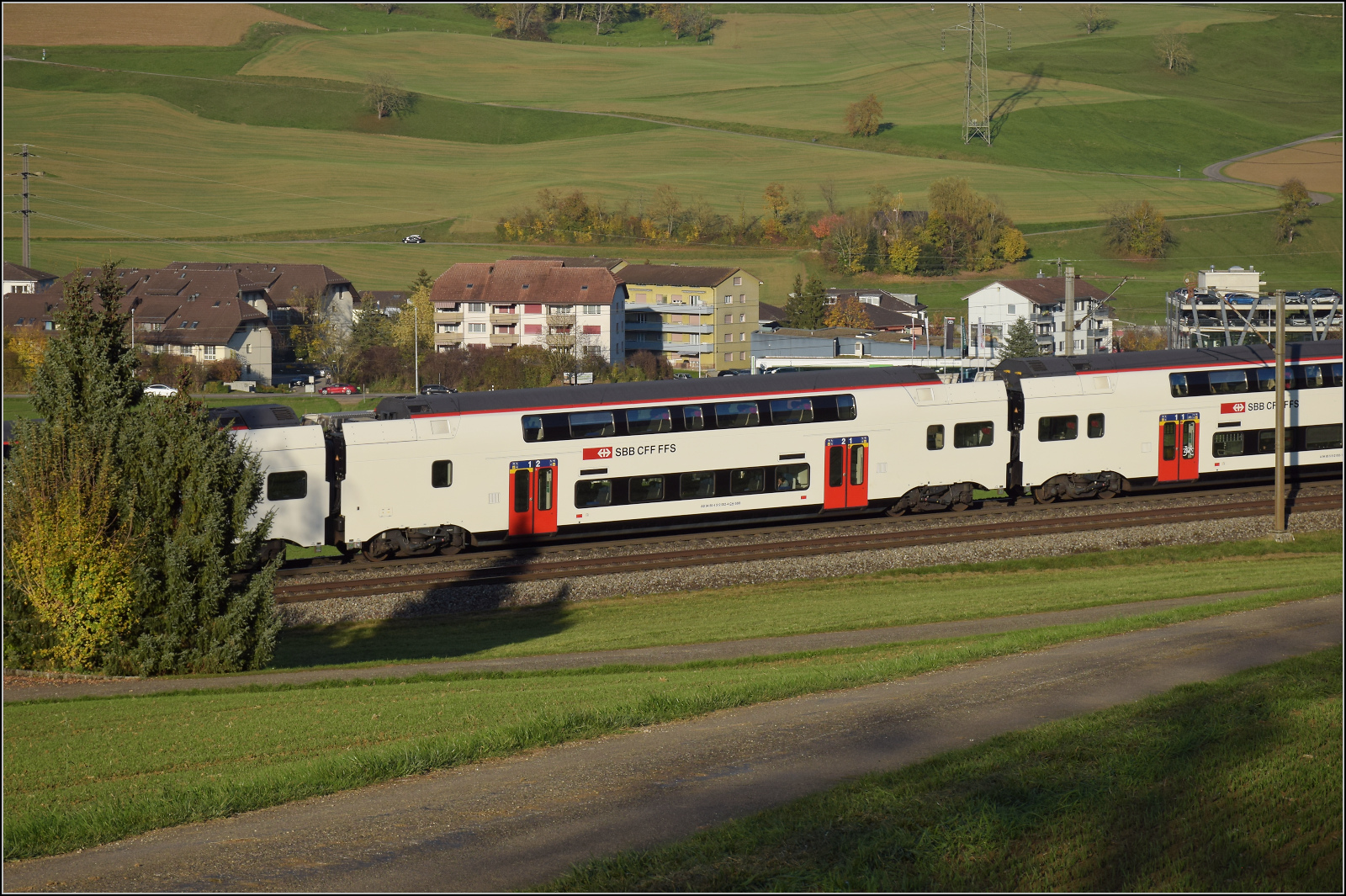 Sonnentag in Frick.

RABe 512 002, Wagen AB 94 85 4 512 002-4 CH-SBB. Frick, November 2024.