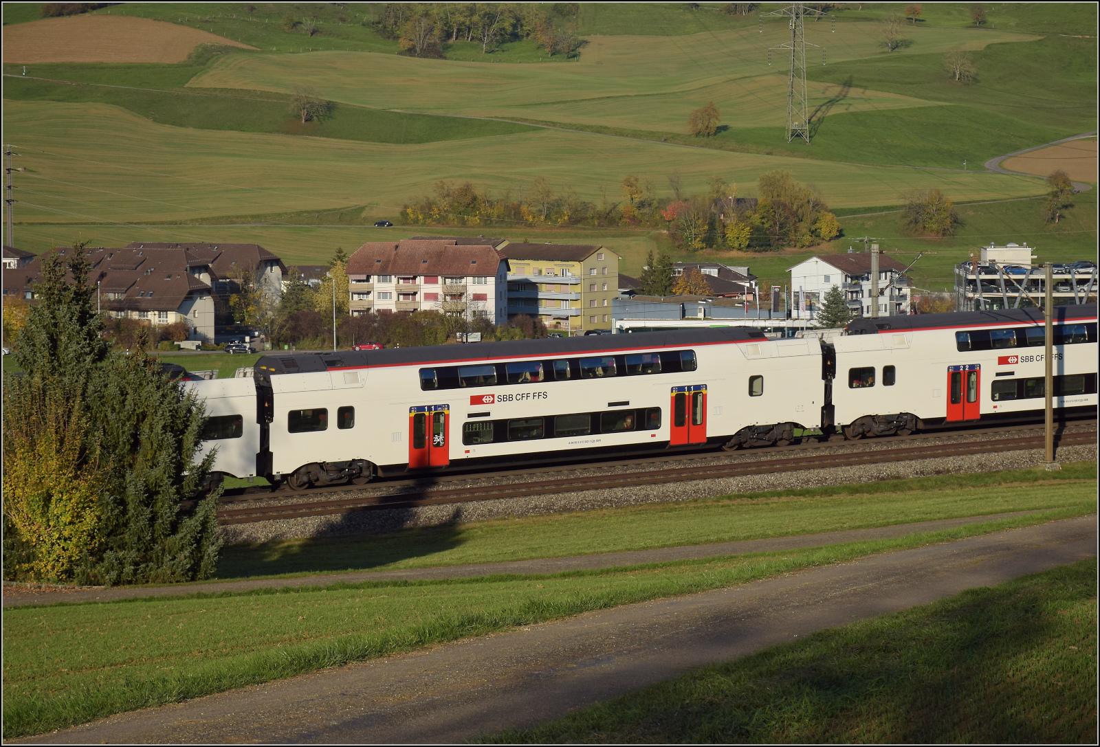 Sonnentag in Frick.

RABe 512 002, Wagen A 94 85 5 512 002-1 CH-SBB. Frick, November 2024.