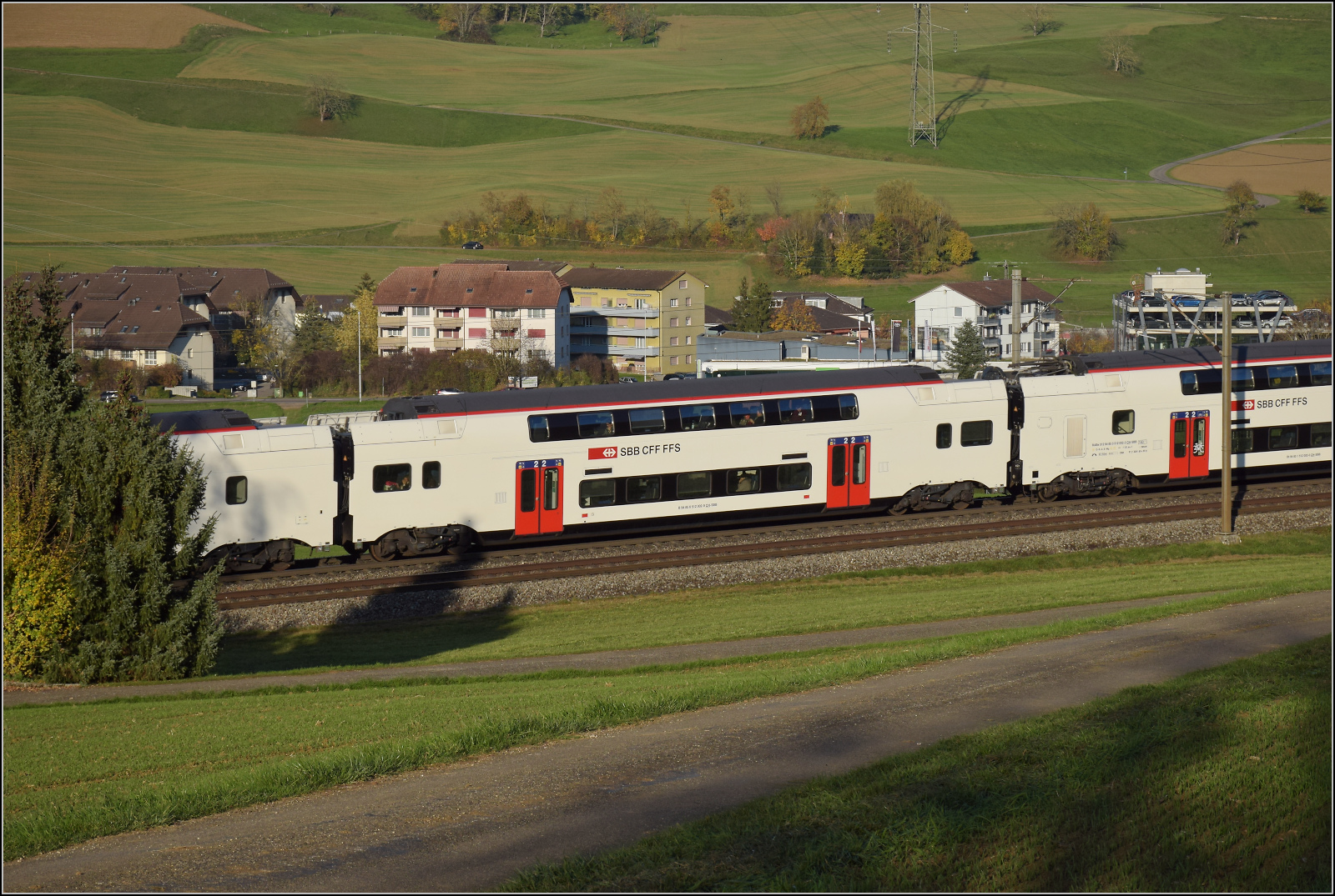 Sonnentag in Frick.

RABe 512 002, Wagen B 94 85 6 512 002-9 CH-SBB. Frick, November 2024.