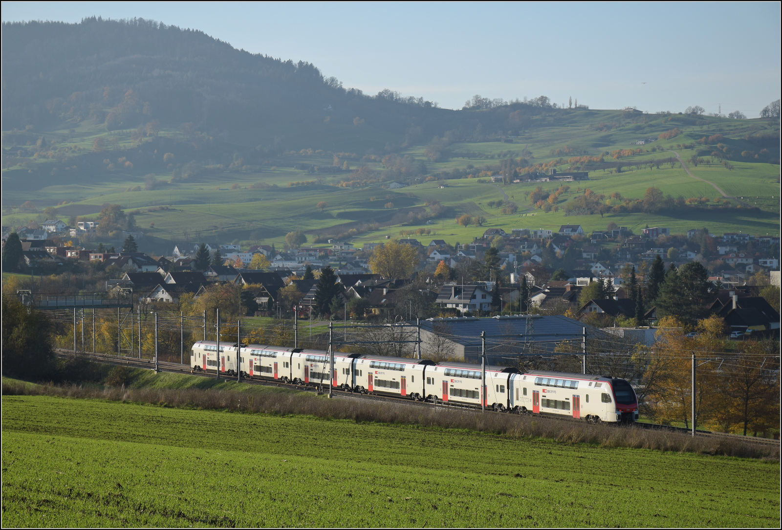 Sonnentag in Frick.

RABe 512 006 auf dem Weg nach Basel. Frick, November 2024.