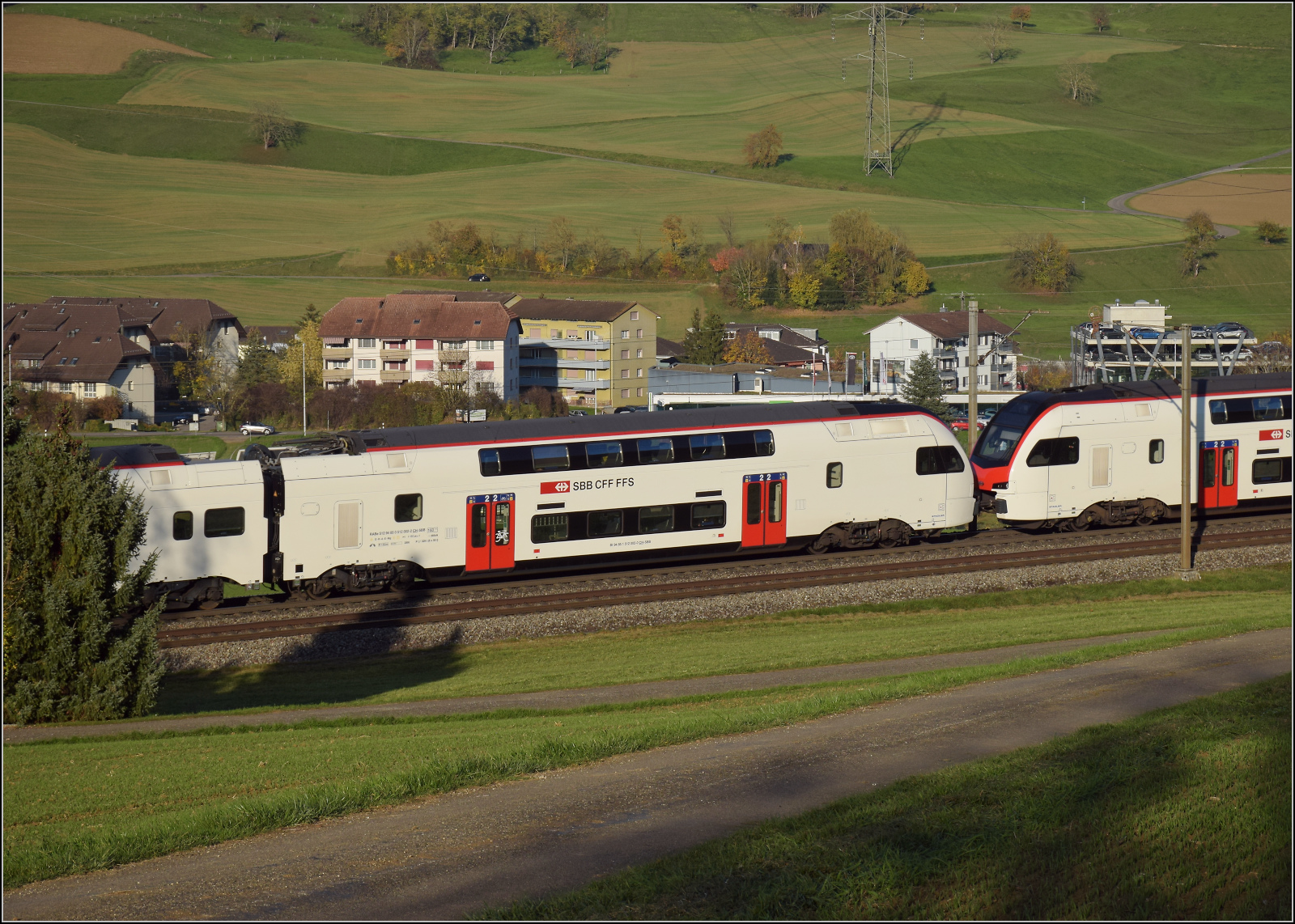 Sonnentag in Frick.

RABe 512 018, Wagen Bt 94 85 1 512 002-0 CH-SBB. Frick, November 2024.