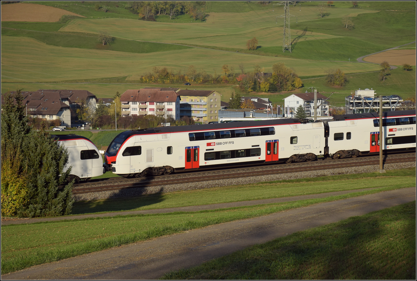 Sonnentag in Frick.

RABe 512 018, Wagen Bt 94 85 2 512 018-4 CH-SBB. Frick, November 2024.