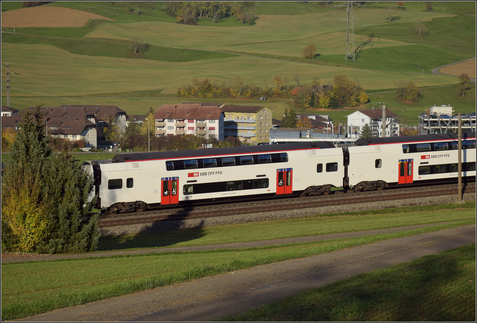 Sonnentag in Frick.

RABe 512 018, Wagen B 94 85 3 512 018-2 CH-SBB. Frick, November 2024.