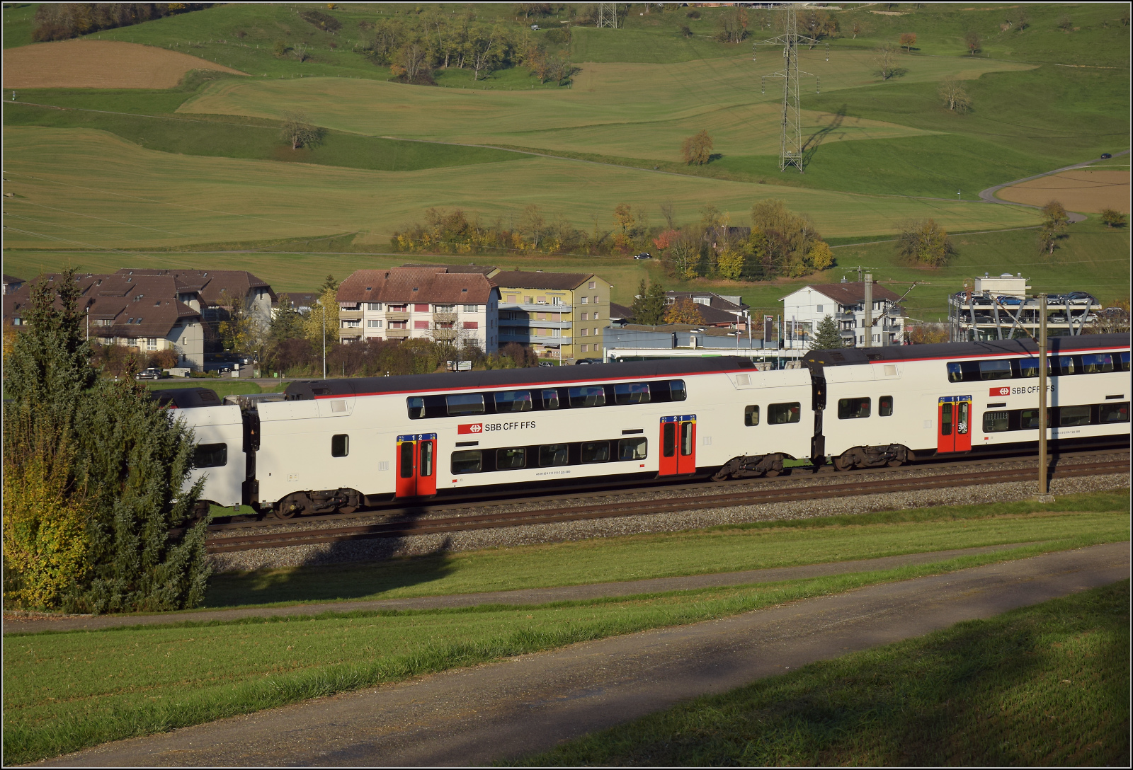 Sonnentag in Frick.

RABe 512 018, Wagen AB 94 85 4 512 018-0 CH-SBB. Frick, November 2024.