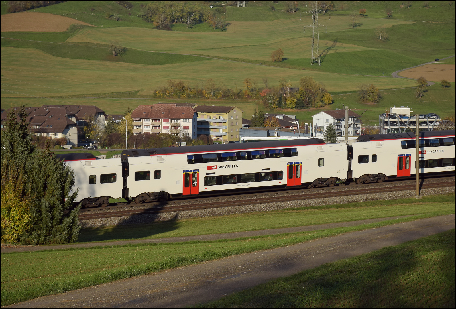 Sonnentag in Frick.

RABe 512 018, Wagen A 94 85 5 512 018-7 CH-SBB. Frick, November 2024.