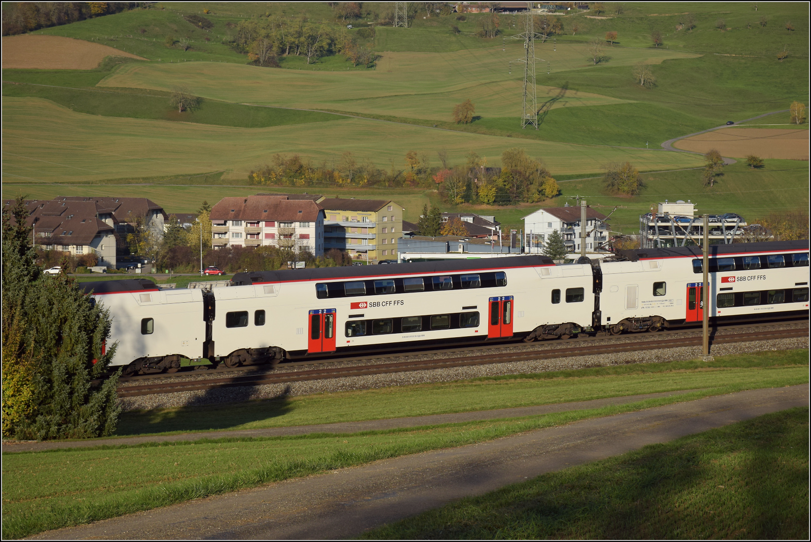 Sonnentag in Frick.

RABe 512 018, Wagen B 94 85 6 512 018-5 CH-SBB. Frick, November 2024.