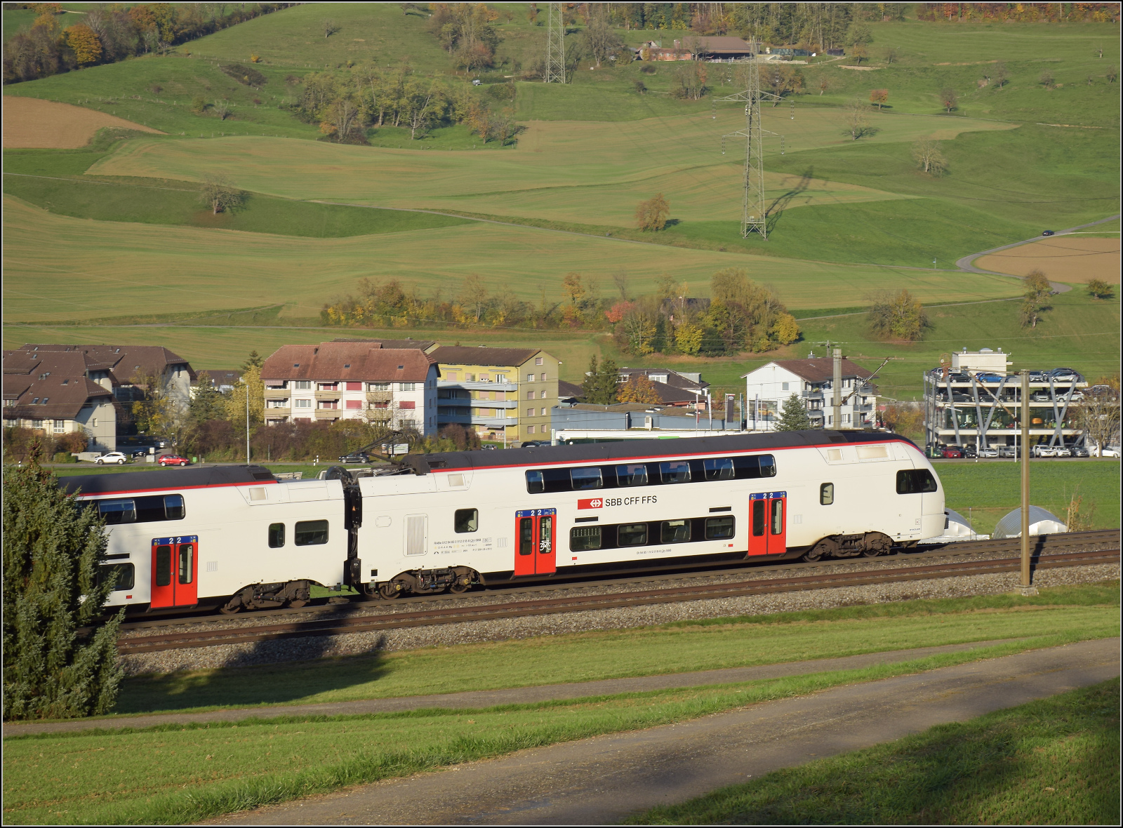 Sonnentag in Frick.

RABe 512 018, Wagen Bt 94 85 1 512 018-6 CH-SBB. Frick, November 2024.