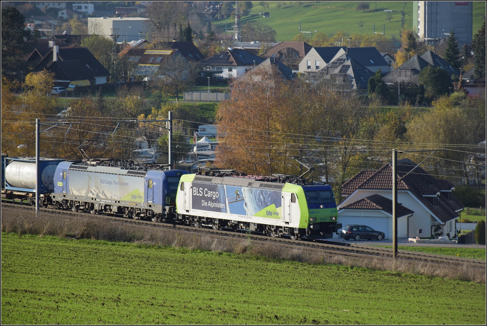 Sonnentag in Frick.

Re 475 410 und 193 496 der BLS Cargo mit einem KLV-Zug auf dem Weg zum Bzberg. Frick, November 2024.