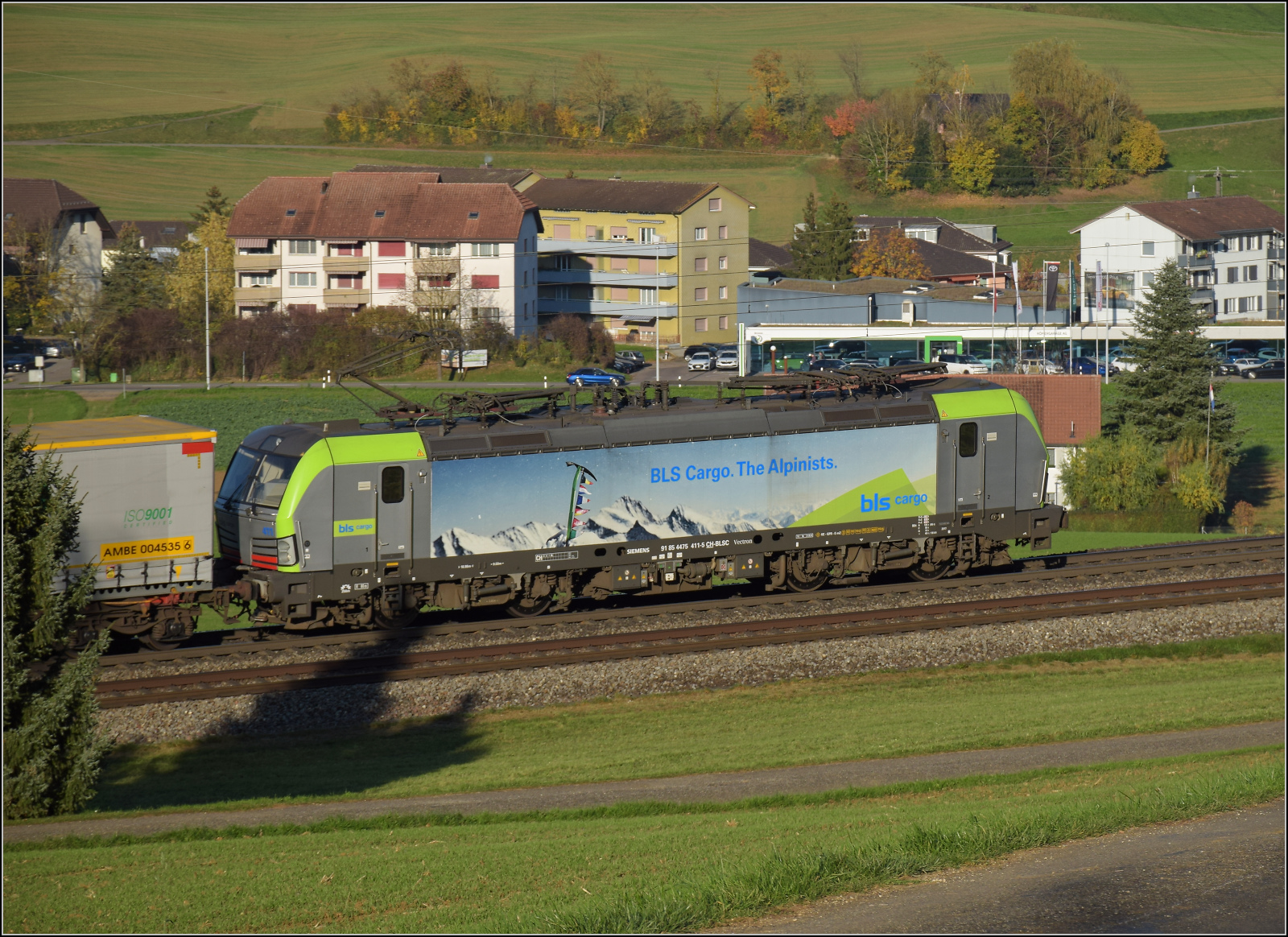 Sonnentag in Frick.

Re 475 411 auf dem Weg zum Bözberg. Frick, November 2024.