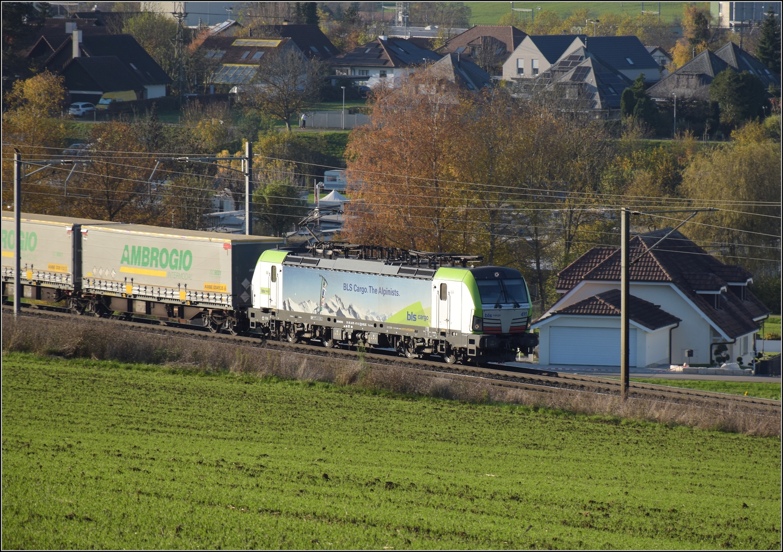 Sonnentag in Frick.

Re 475 411 auf dem Weg zum Bözberg. Frick, November 2024.