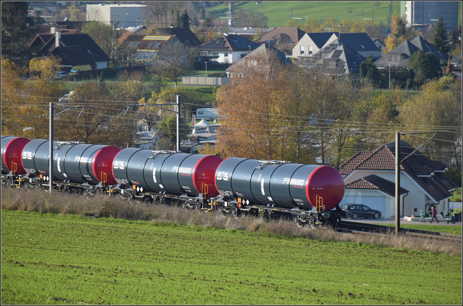 Sonnentag in Frick.

Re 484 010 mit einem Mischer auf dem Weg nach Basel. Am Ende noch ein paar neue Kesselwagen mit der Bezeichnung ARIR Rail und Forwardis. Der letzte Wagen hat die Nummer 33 54 7830 650-9 TEN CZ-ATIR Zacns. Frick, November 2024.