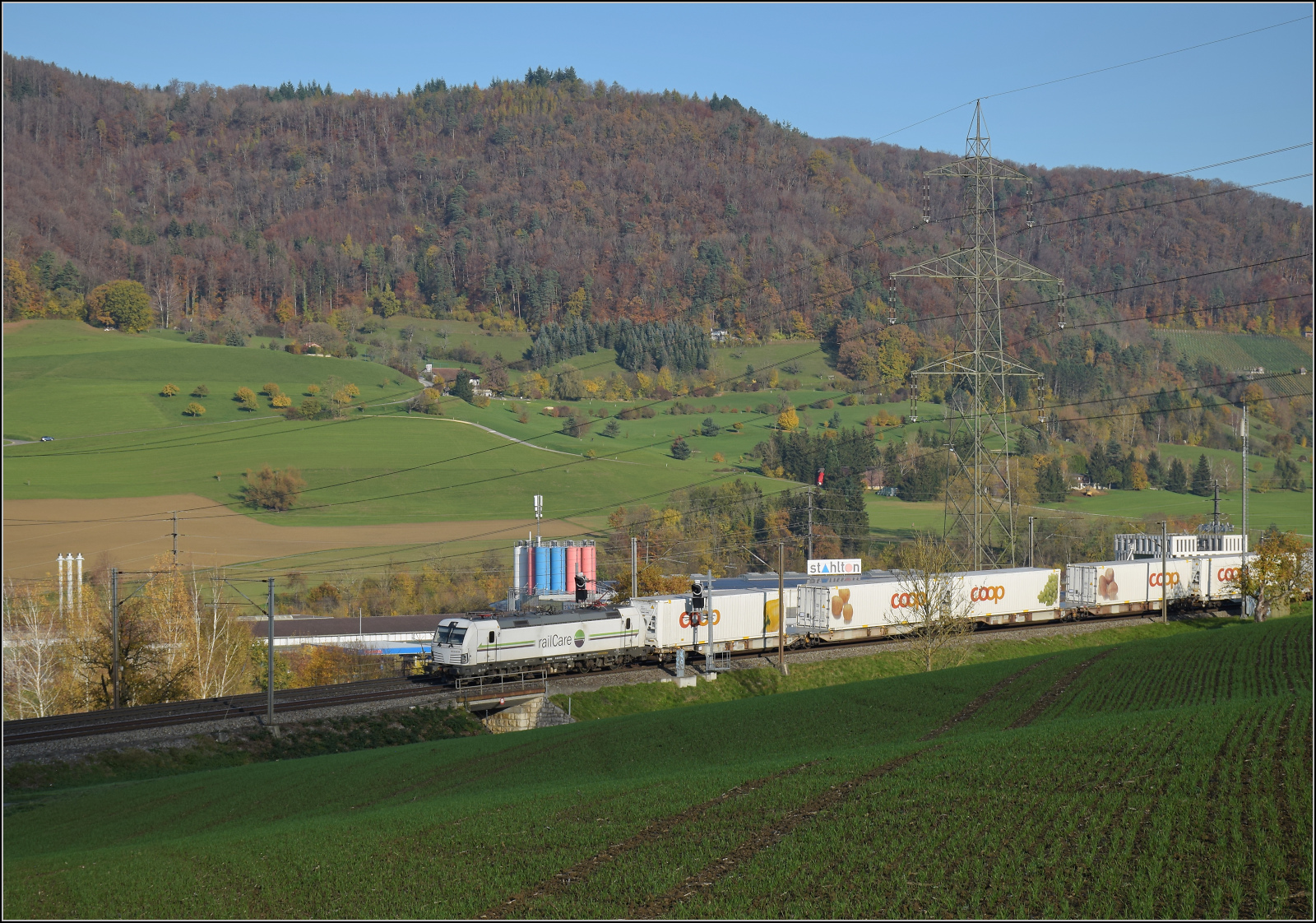 Sonnentag in Frick.

Rem 476 455 der Railcare mit dem kurzen Coop-Zug auf dem Weg nach Pratteln. Frick, November 2024.