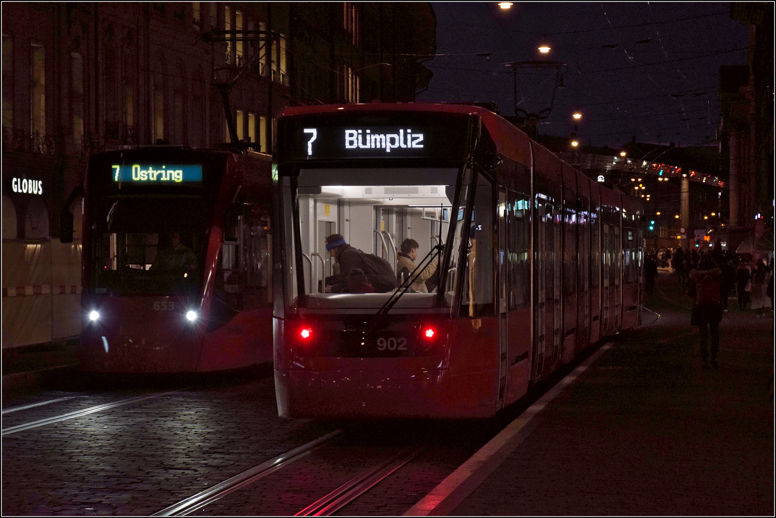 Spitalgasse in Bern. Im Bild der Combino Classic Be 6/8 653 und die Tramlink Be 6/8 901 in Einrichtungsversion. Januar 2026.