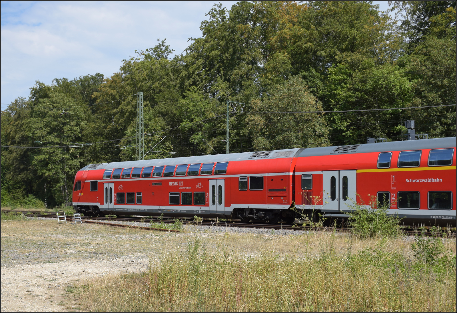 Steuerwagen D-DB 50 80 65-81 120-7 im vertragswidrig kurzem Zug nach Konstanz, gezogen von 146 230. Hattingen, August 2026.