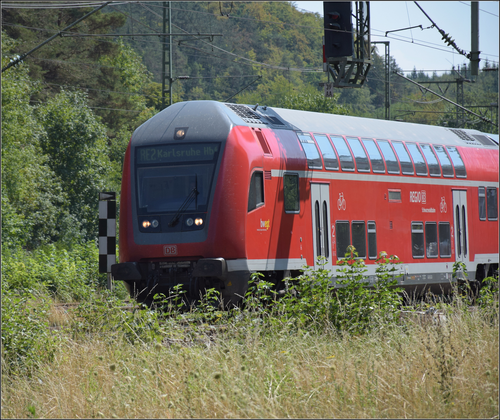 Steuerwagen D-DB 50 80 65-81 120-7 im vertragswidrig kurzem Zug nach Konstanz, gezogen von 146 230. Hattingen, August 2026.