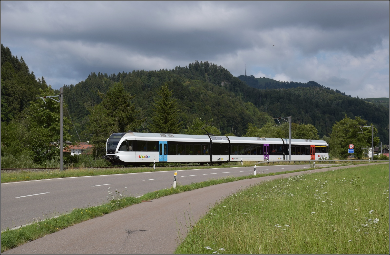 Thurbo-GTW RABe 526 779 auf der Tösstalbahn bei Seewadel. Juli 2023.