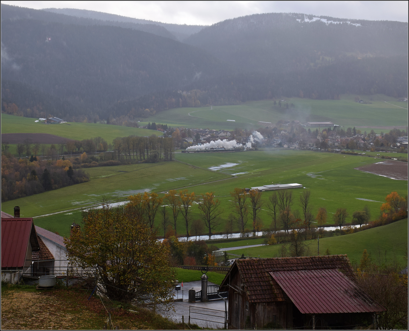 TKp 16 'Śląsk' auf dem Weg nach Couvet. Mtiers, Oktober 2025.