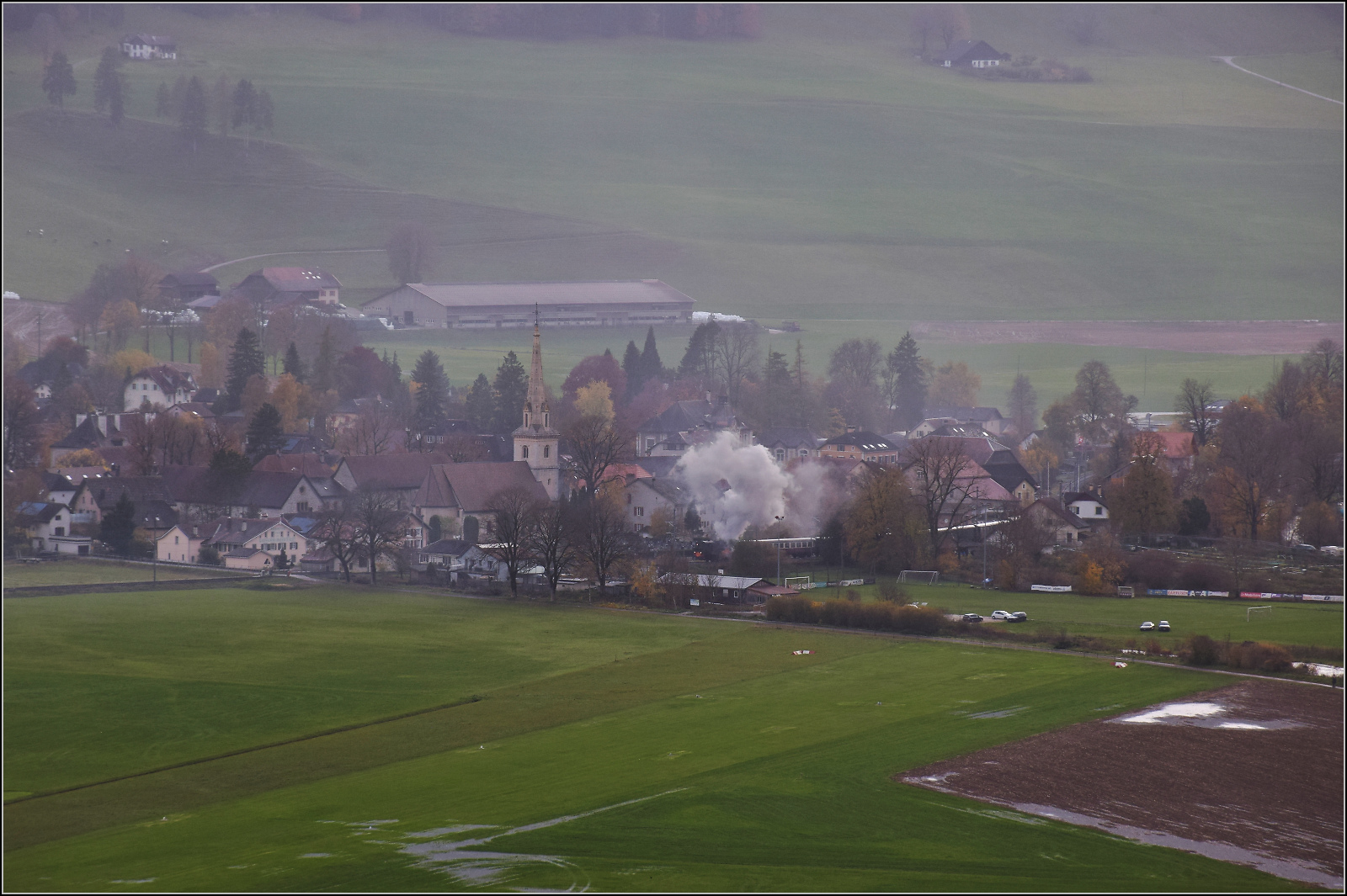 TKp 16 'Śląsk' macht bei der Abfahrt in Mtiers eine ganz besondere Dampfwolke. Oktober 2025.