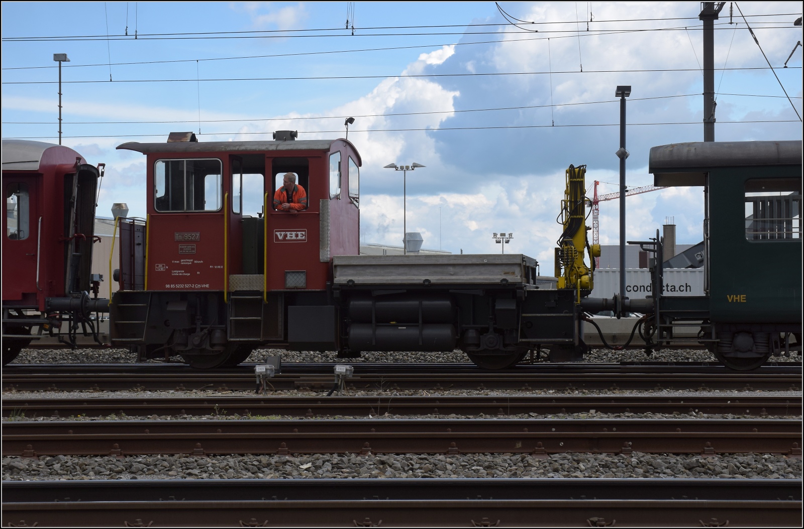 Tm III 9527 des Vereins historische Emmentalbahn beim Auseinandersortieren des  Wiskeytrains . Oensingen, April 2023.