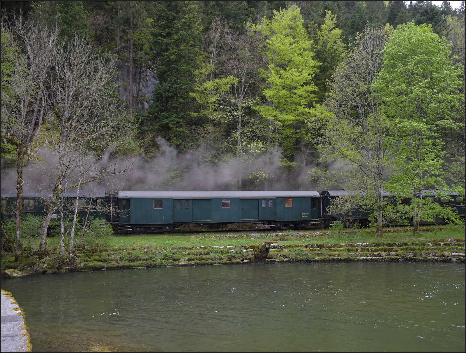 Train du Terroir.

Gepckwagen F4 11827  auf Strecke  entlang der Areuse zwischen St-Sulpice und Fleurier. Mai 2024.