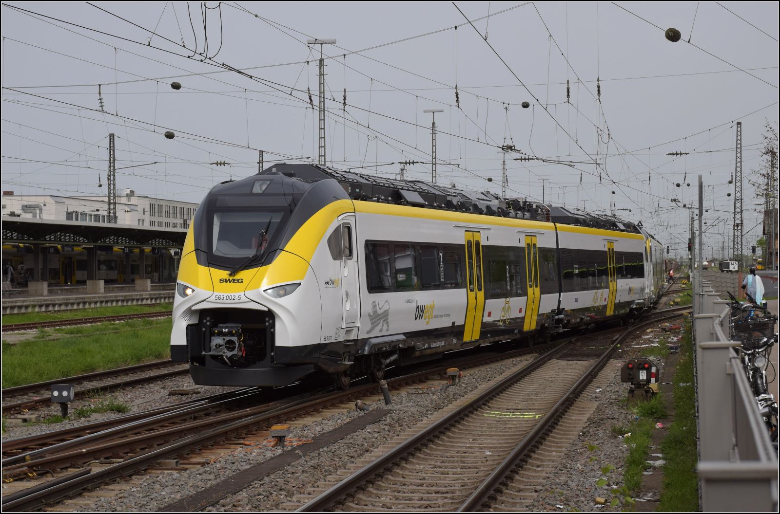 Traktionswandel bei der SWEG.

563 002 und 560 001 werden zum Bahnsteig rangiert, es wird die zweite kommerzielle Fahrt für die BEMUs werden. Offenburg. April 2024.